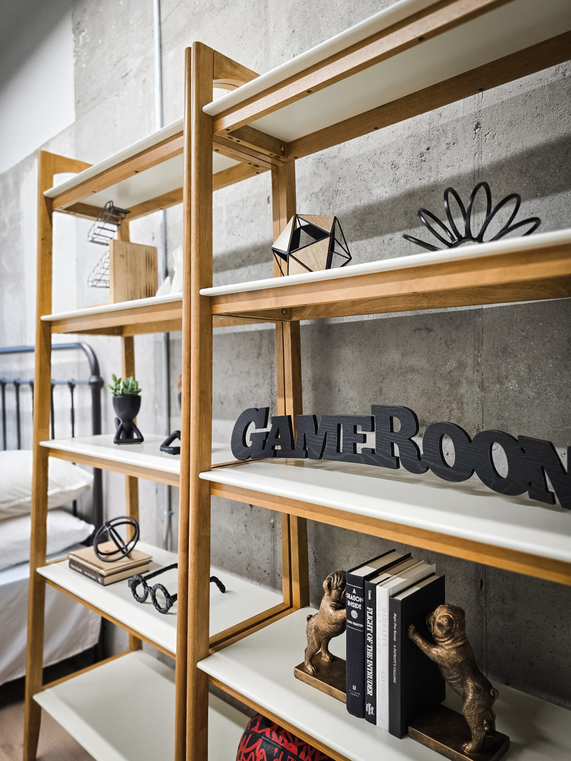 Des Moines, IA – Benefits of Using Bookshelves in Certified Home Staging Designs